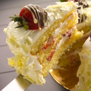 Porción Bizcocho Fresas con Crema - Categoría Individuales Refrigerados -- Crema PasteleríaGalletas - Categoría Individuales Refrigerados -- Crema Pastelería